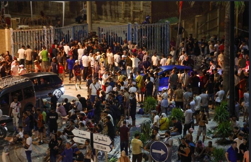 多达5万名非法移民近日从摩洛哥游入西班牙北非飞地休达（Ceuta），西班牙政府驻