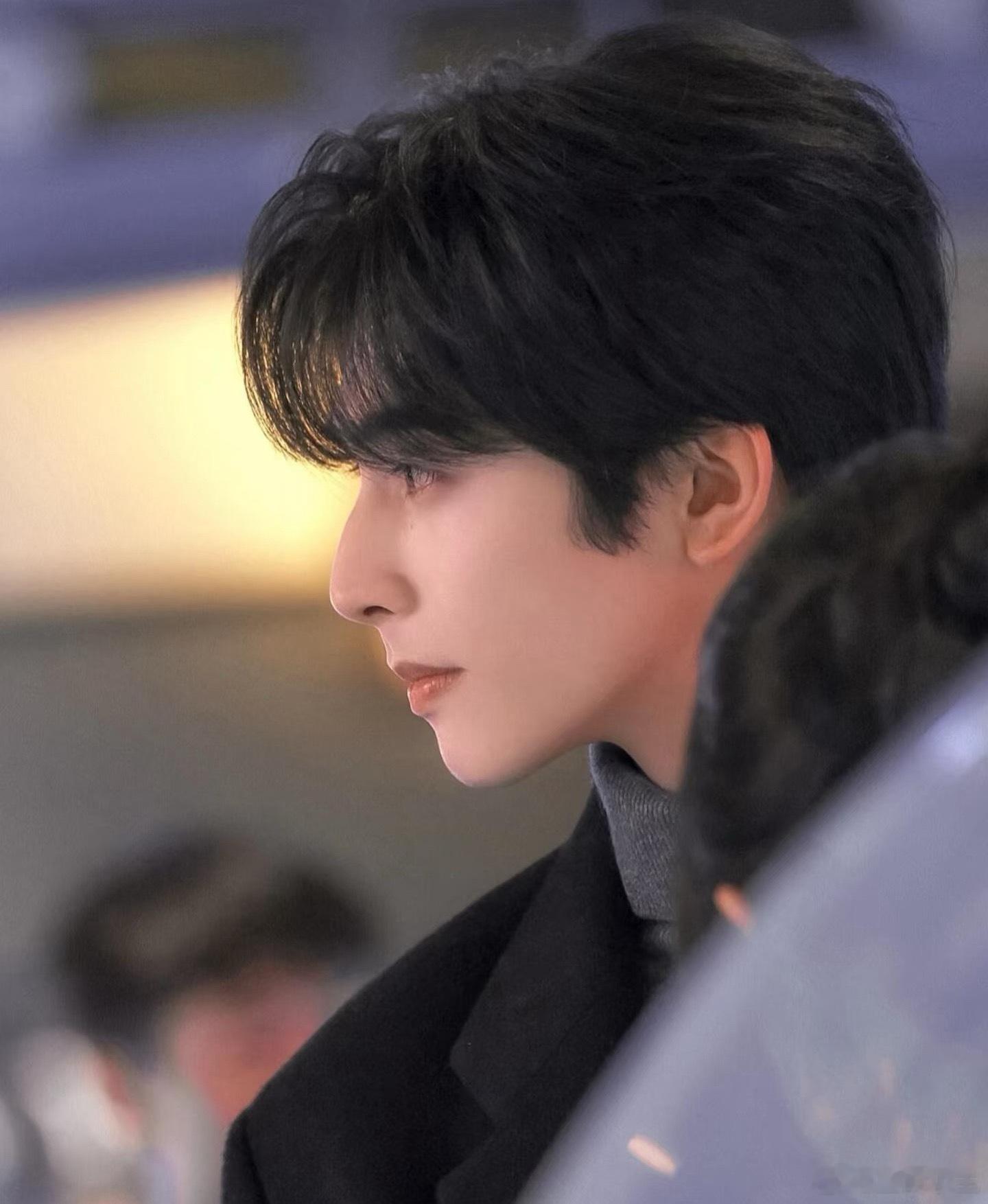 女生要帅哥微信回家发现是宋威龙，帅哥一个人散步而已，不过只能说帅这个东西确实是客