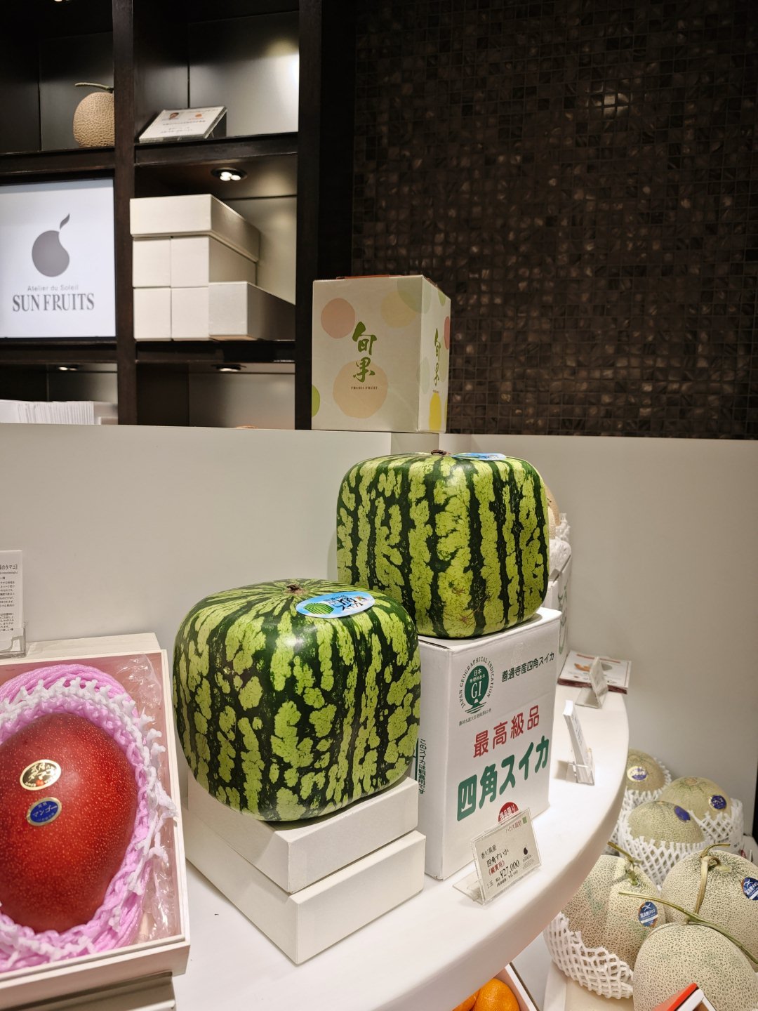 说日本西瓜贵，我还不以为然。直到看见这个西瓜，卖 27000 日元（1325 人
