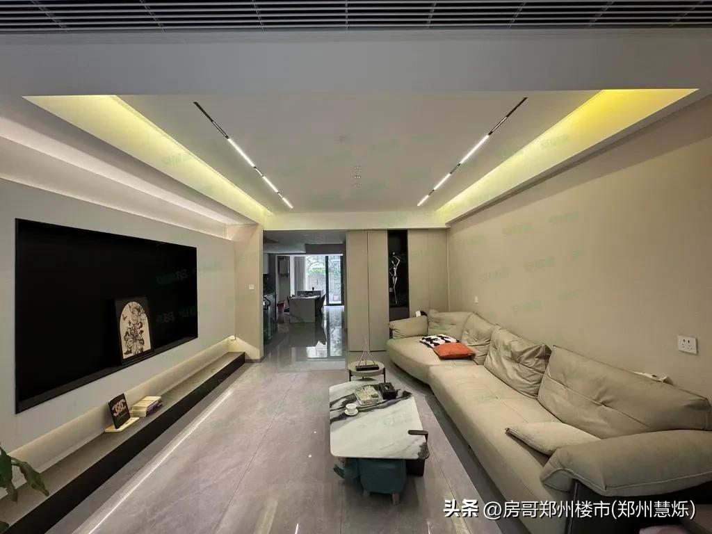 各位老板，郑州洋房一楼带院出租，
豪华装修，一二楼复式带花园，
还带地下室，到福