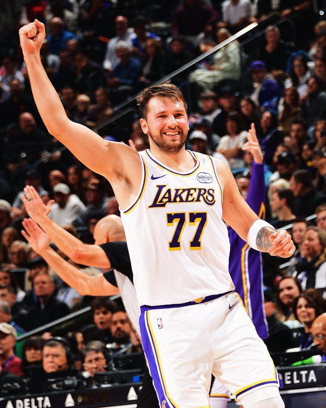 东契奇今天拿下33分8助攻，成为NBA历史上第一位在12场比赛里累计砍下至少40