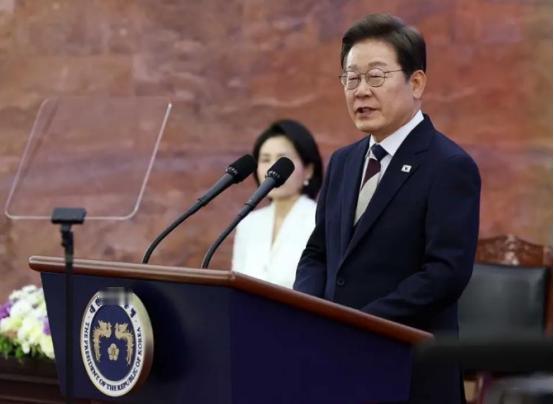 朝鲜导弹把乌克兰炸惨了！泽连斯基急得满世界喊救命！
点名找韩国要防空系统，李在明
