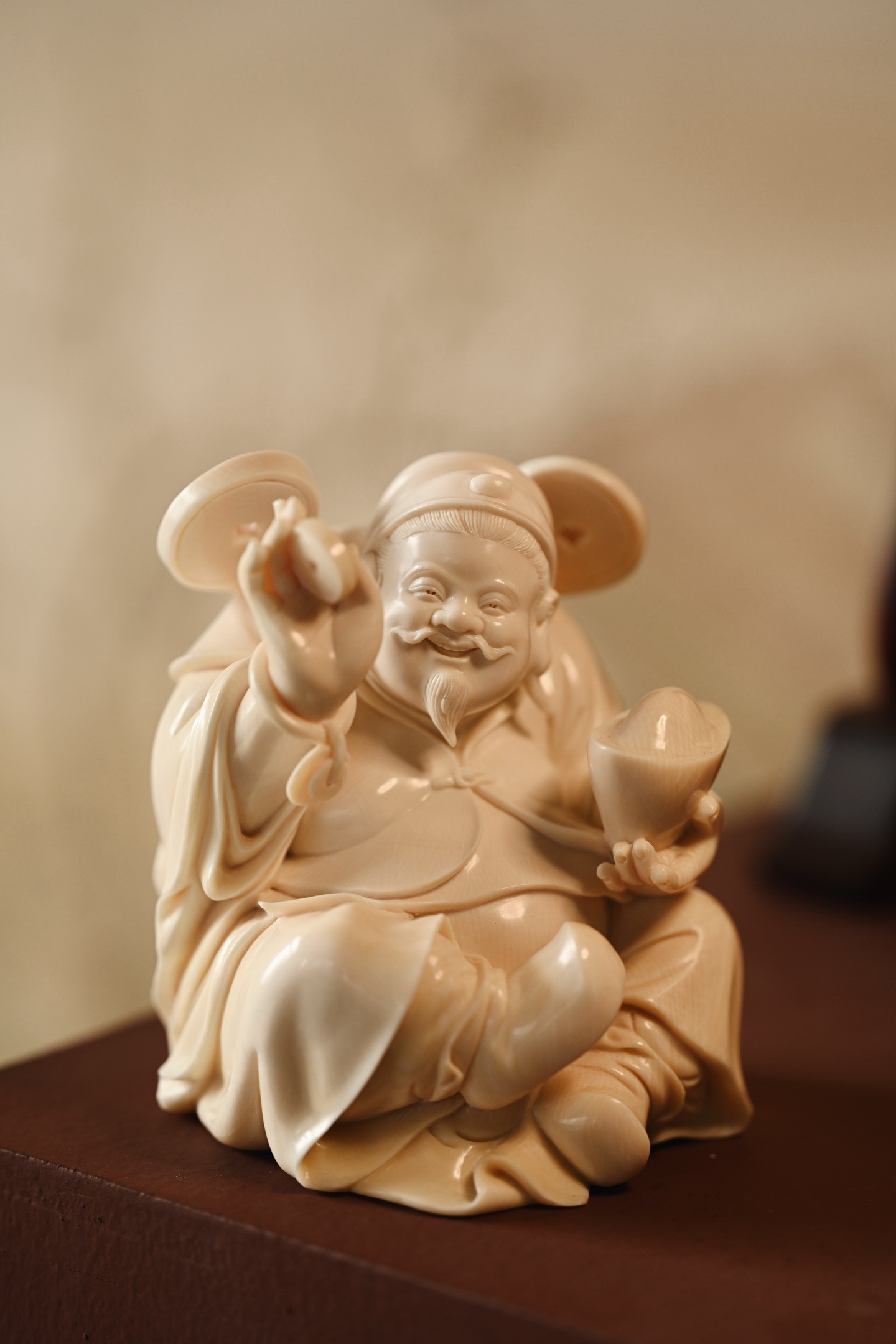 猛犸 | 财神爷择选好料，雕刻财神爷神态和蔼，笑意盈盈，尽显福瑞之气；衣袍宽松，