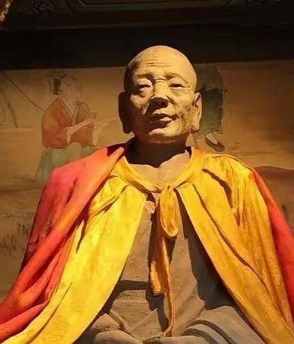 1996年，山西一名村民在寺庙打扫时，靠着佛像睡着了，醒来后，他发现自己不小心把