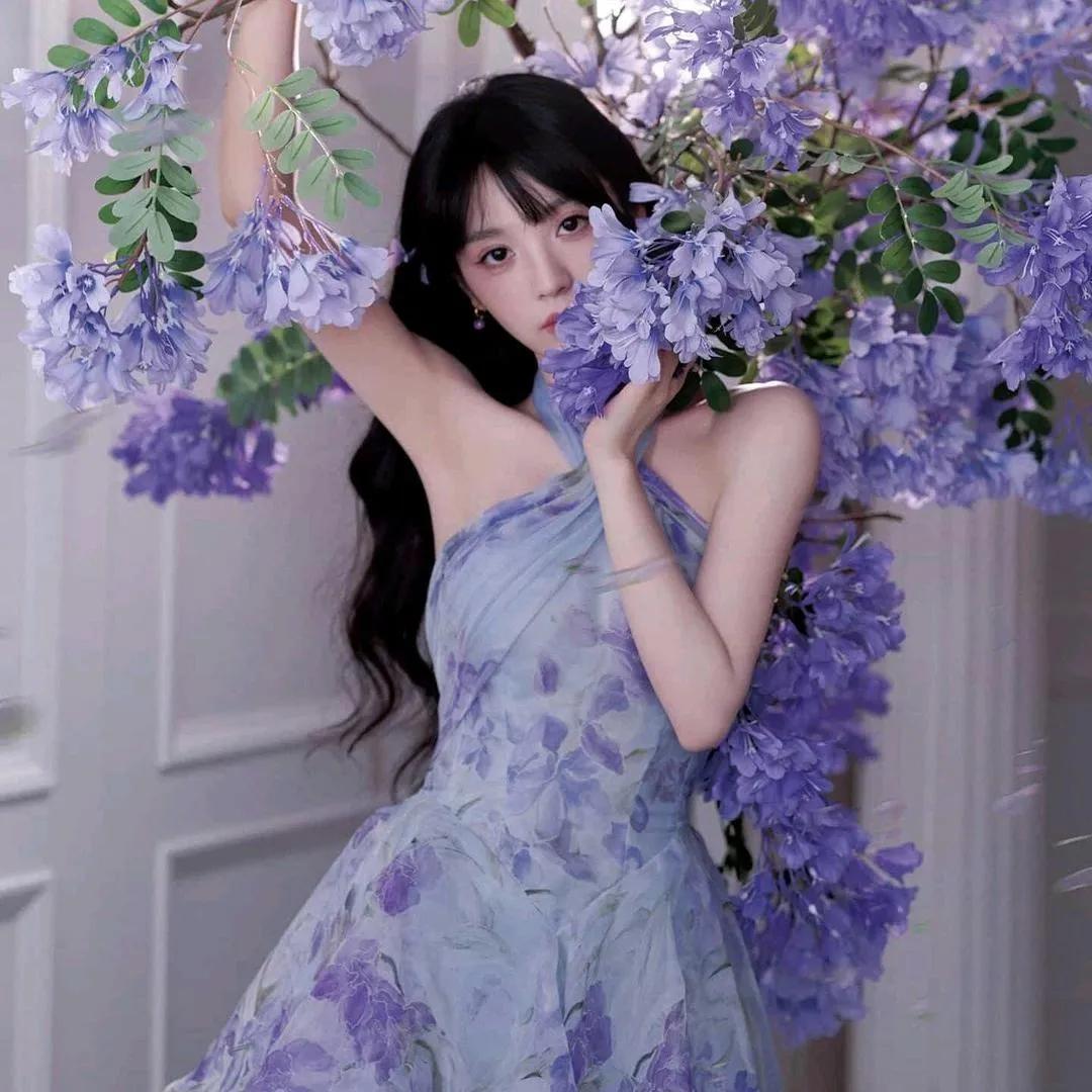 紫色花海中的梦幻少女