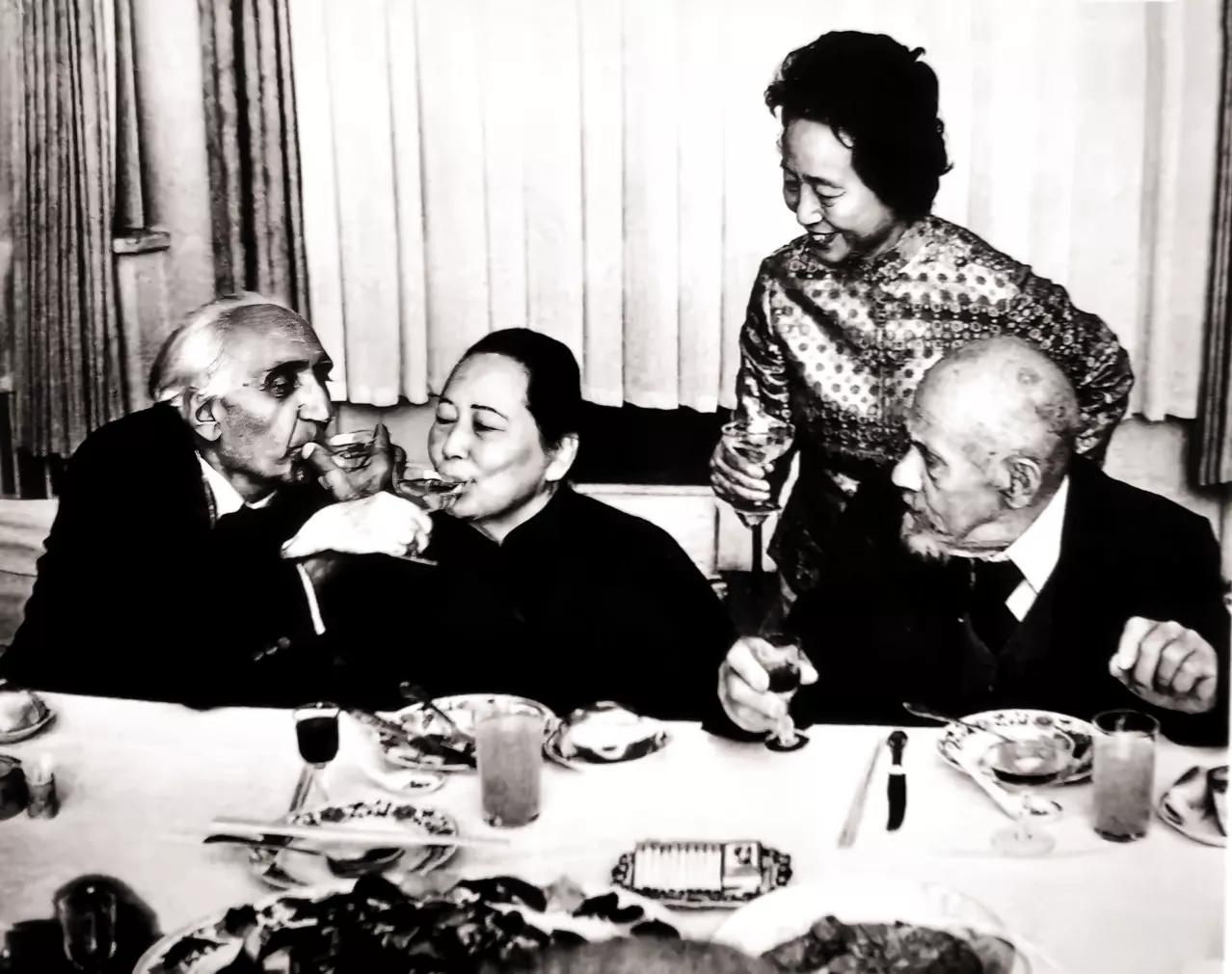 珍贵的一张历史照片。
这是一张1979年，宋庆龄为至交好友马海德在家中设宴时，留
