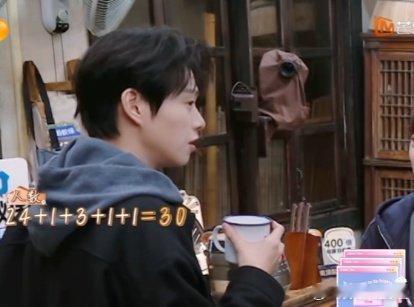 这段对话自然又好笑两人的默契度满分，何老师那个补刀出现加更里真是神来之笔， 看到