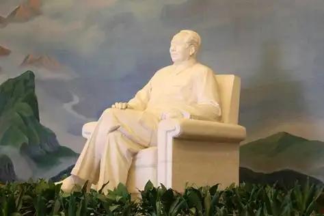 万万没想到！如今去毛主席纪念堂排队的，竟然早就不是清一色的白发老人了。看了一眼现
