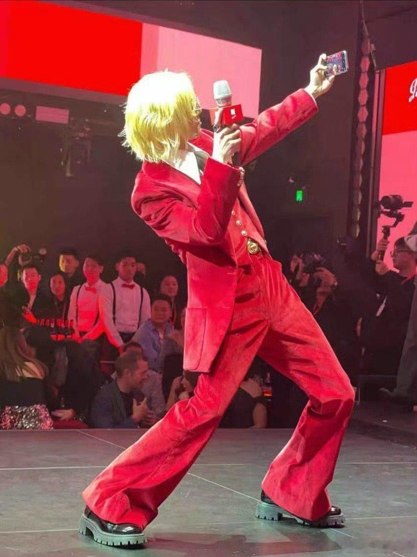 华晨宇红衣金发  这红衣，这金发，太帅了啊啊啊啊！！！[色][色]不得不说他的身