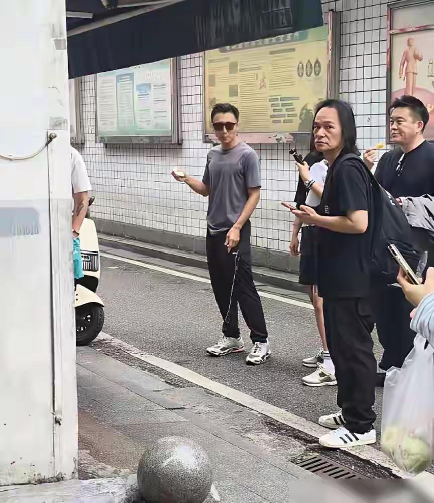 谢霆锋此生最大的烦恼，
1：一出生就被关注，从婴儿时期到现在都是“活”在镜头里，