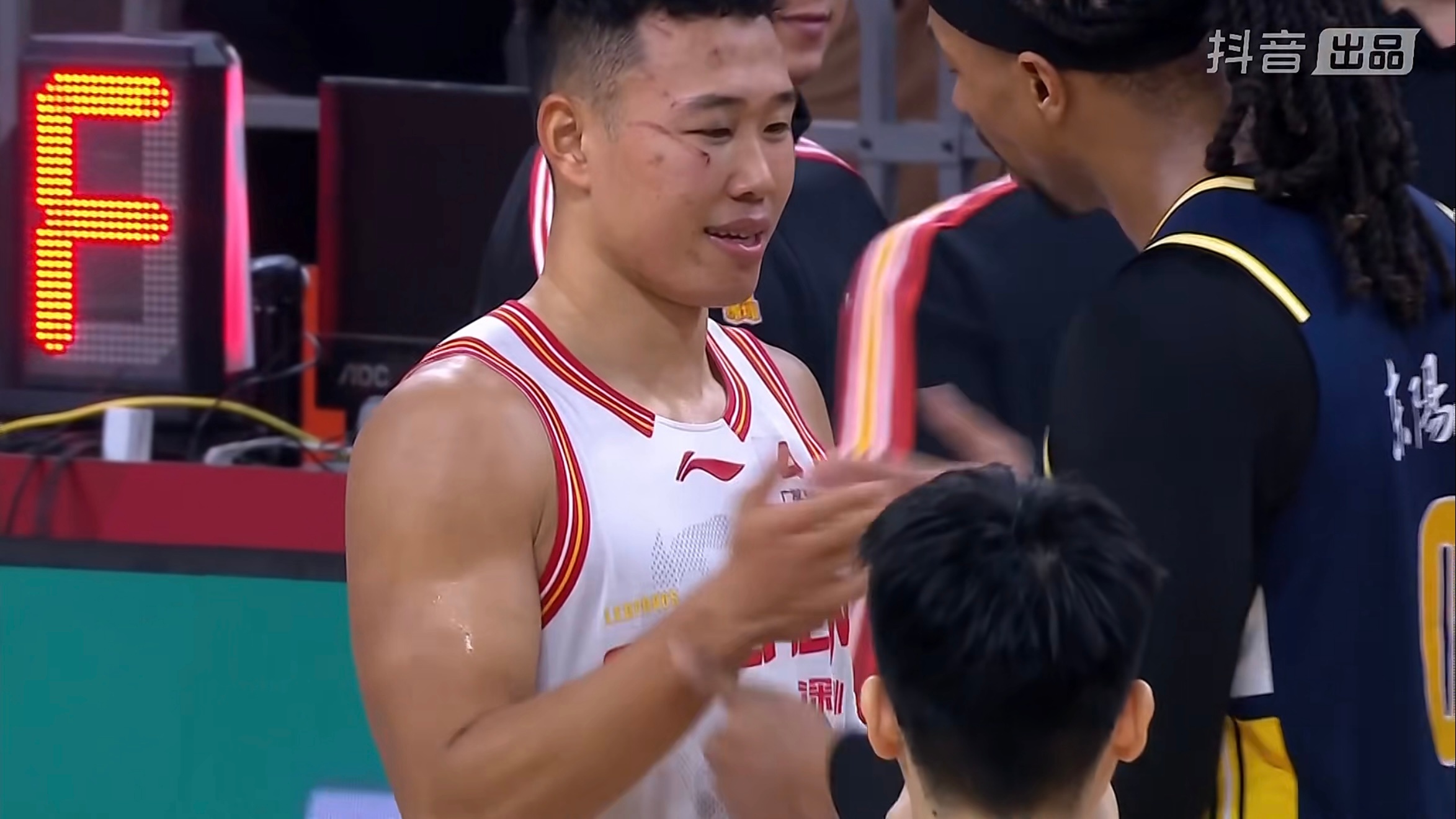 广东德比：广东宏远110-105深圳新世纪，很精彩的比赛！除了徐杰之外，萨林杰的