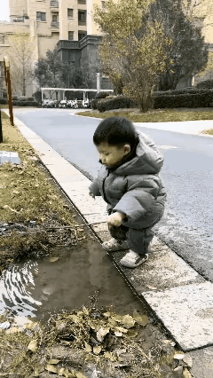 这个视频看得我心里直发慌，因为我现在也是带娃，处处防患于未然。
带娃处处是危机，