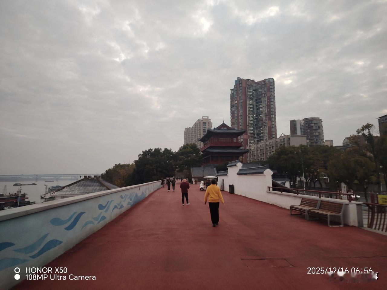 鸿蒙2025年度先锋体验长江岸边晨练“鸿蒙2025年度先锋体验”