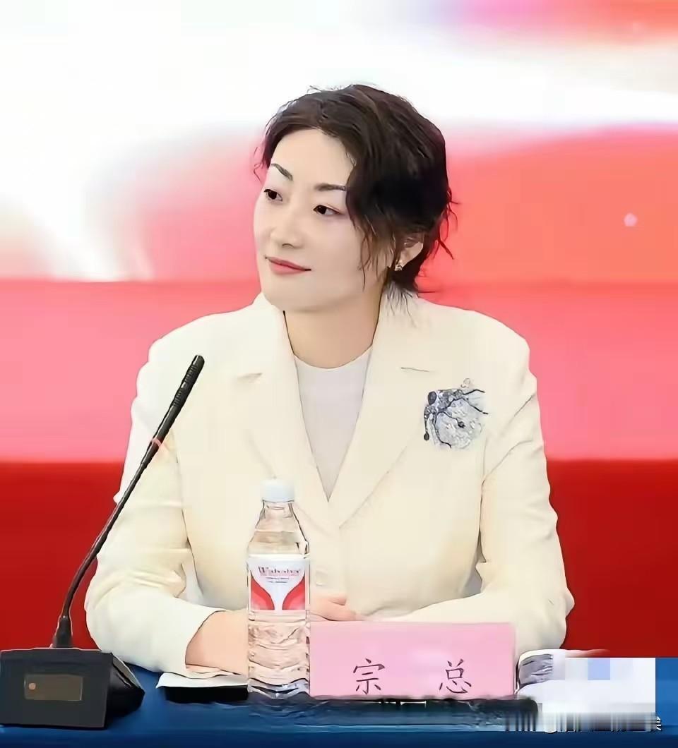 不出意外，
意外又发生了，
宏胜继续使用“娃哈哈”后，宗馥莉竟然未出席娃哈哈经销