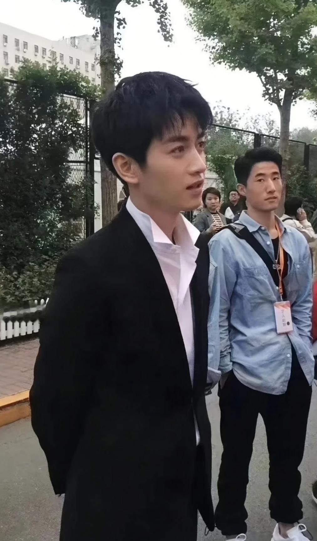 只记得现在瘦脱相的陈晓了
差点忘记
他早先帅的让人挪不开眼的样子了
看到他这张照