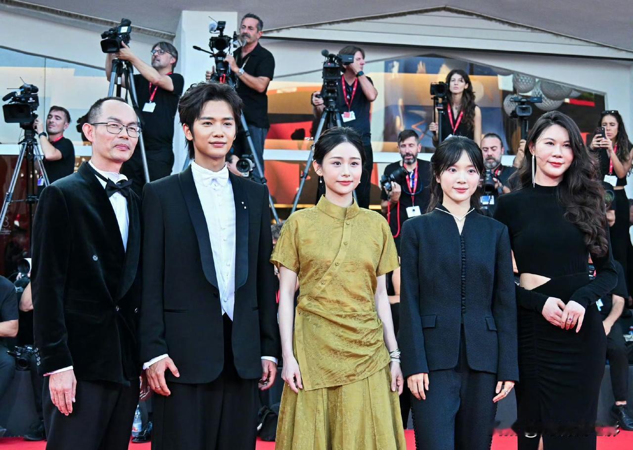 威尼斯电影节红毯，《给阿嬷的情书》李思潼、王晓慧同框，差距一眼戳穿。李思潼身披奢