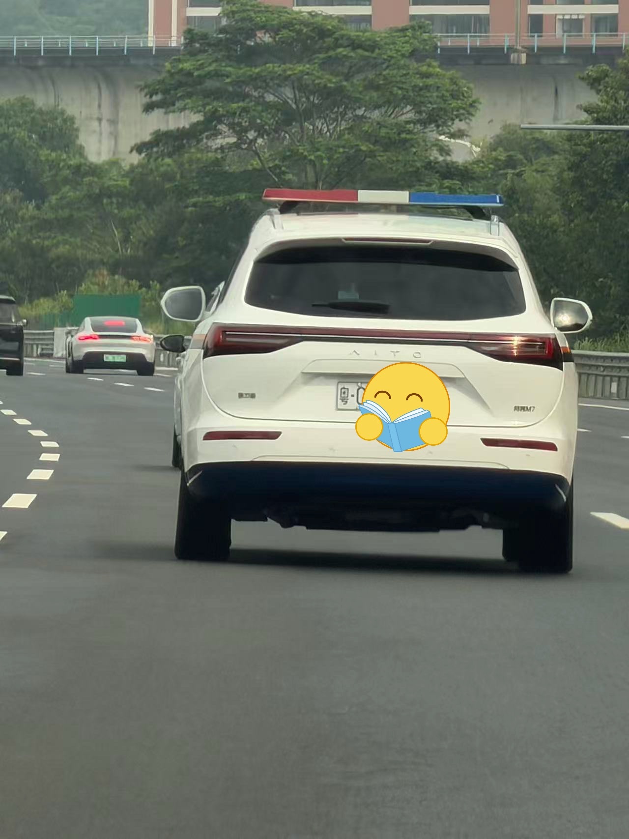 问界M7的警车，应该是大五座版本。这一代 M7 真的开拓了智能化成为下一个竞争点