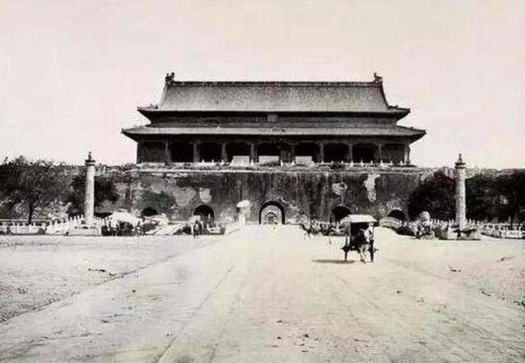 1969 年末，中央打算拆掉天安门广场再重新建设，然而在施工的时候，工人们在旧天