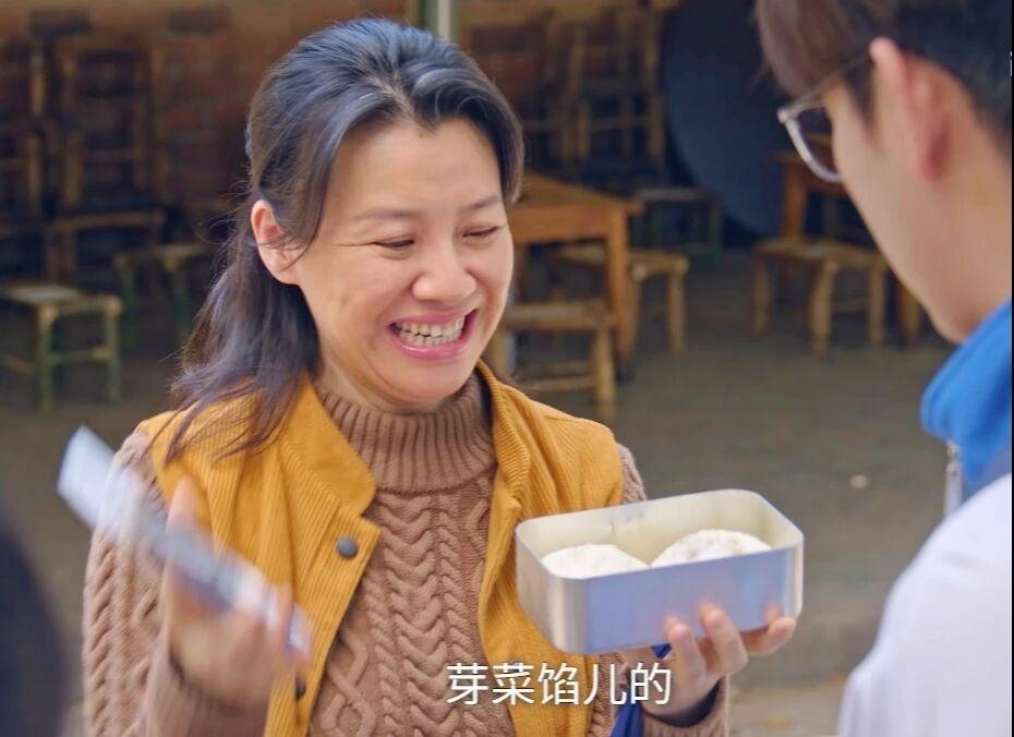 《生逢其时》原来芽菜就是这个菜呀。

霍青莲和齐爱华出摊看到排队买早点的曹信，霍