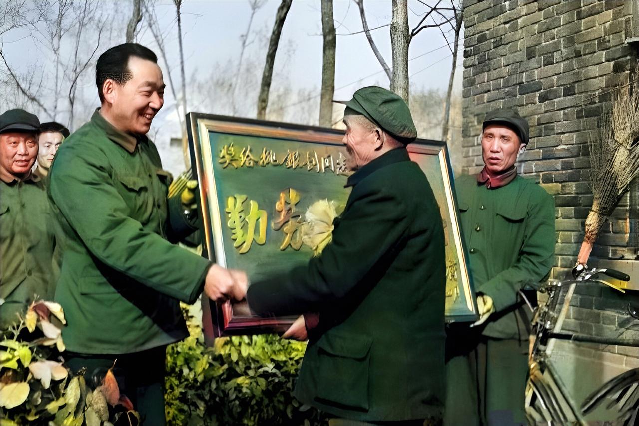 1982年，河南许昌鄢陵，县长吴德荣亲自上门，为“万元户”姚银钊颁发 了一块“勤