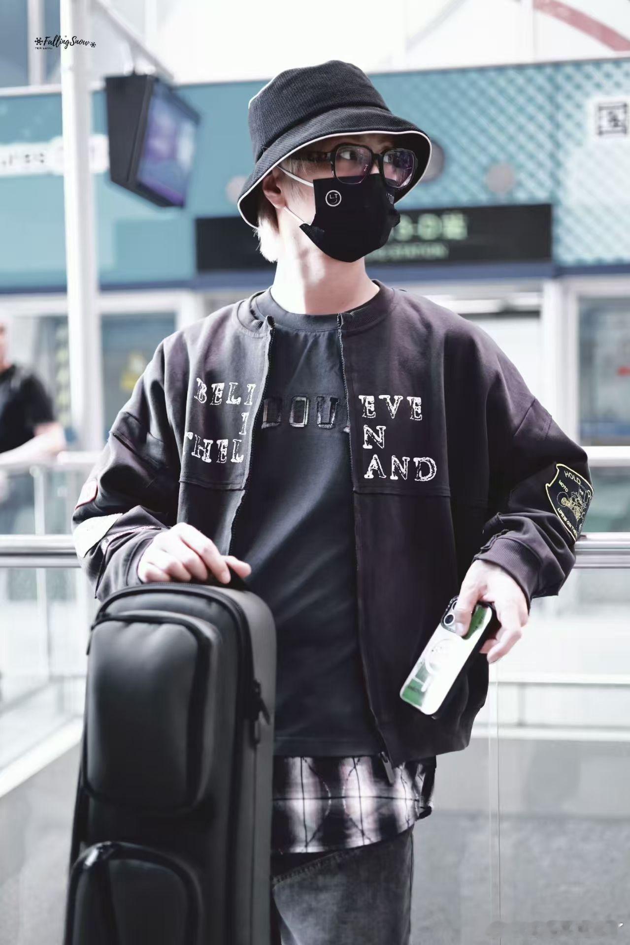 陆虎白毛造型真的好帅！40岁染白发也太有魅力了，又酷又有梗，谁懂啊这反差感直接戳