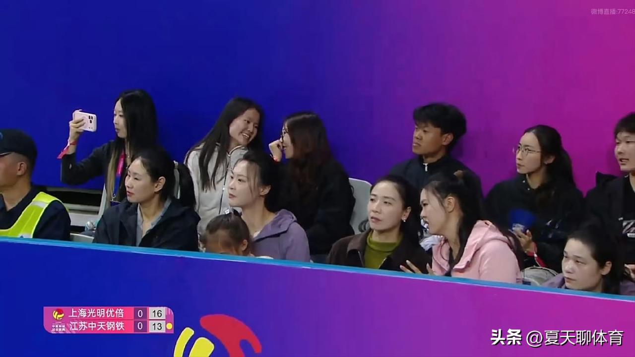 难得的豪华观众席！破防了[流泪][流泪]真的梦回里约，妮姐、林莉、宝宝、小惠、魏