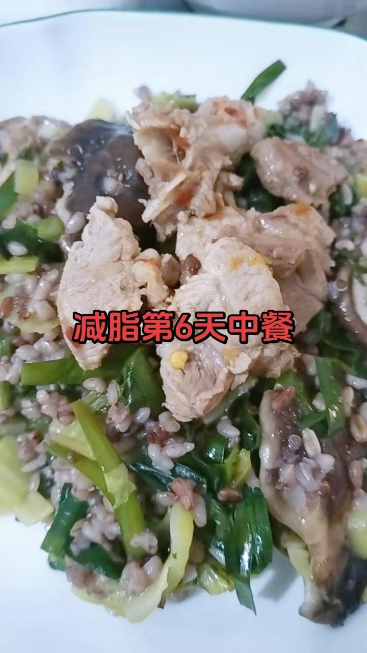 杂粮饭拌青菜，今天打算不吃晚饭了。