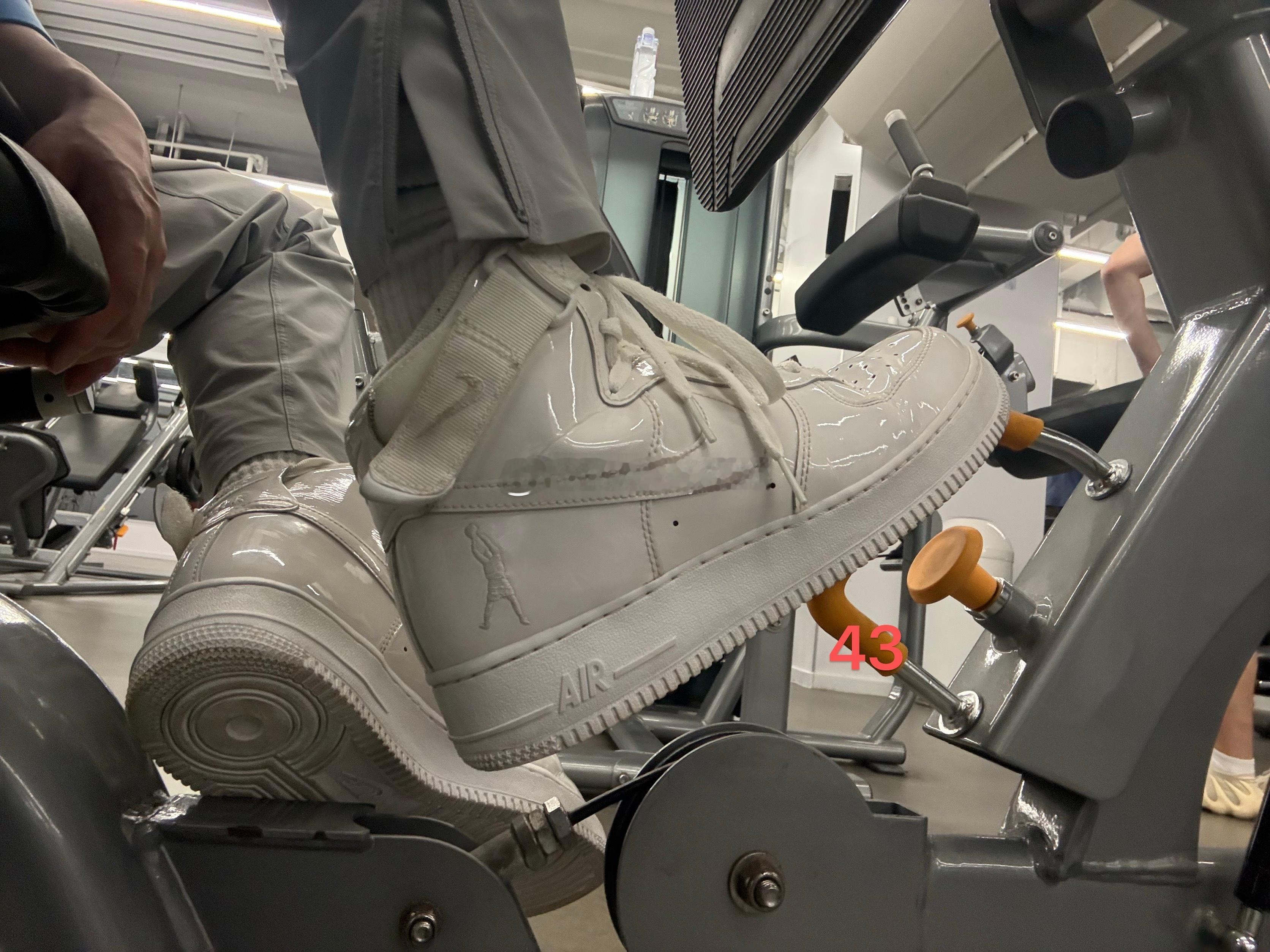 出9双球鞋 42.5-43 尺码价格区间299-2399 