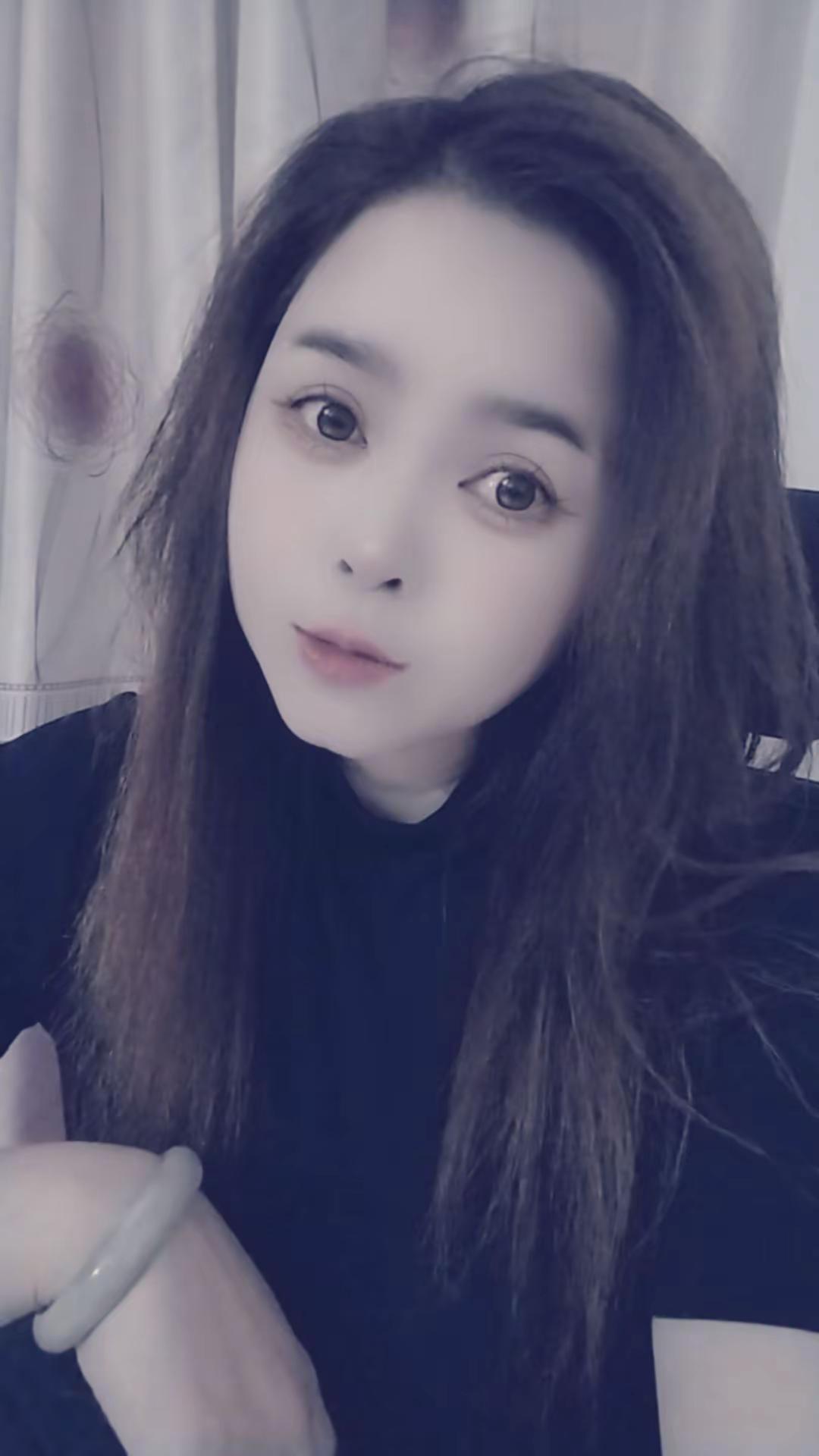 生活嘛，哪有百依百顺的，         都是跌跌撞撞，傻傻的笑着面对而已………