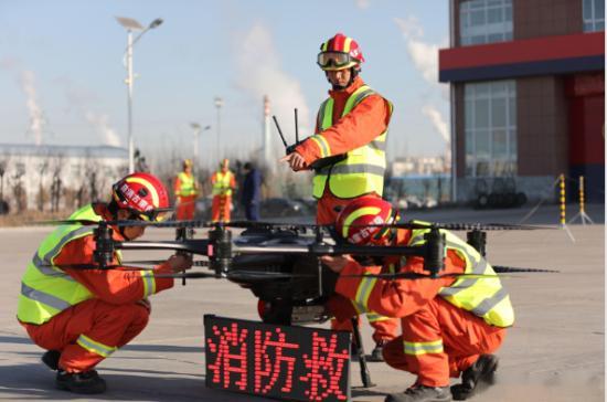 消防用无人机硬核救出受困车主这次真不是摆拍,消防用无人机硬核投救援物资拿下受困车