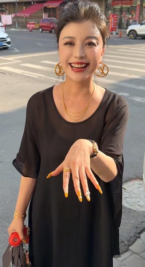什么年龄段的女人最有女人味?
45岁单身阿姨做了美甲