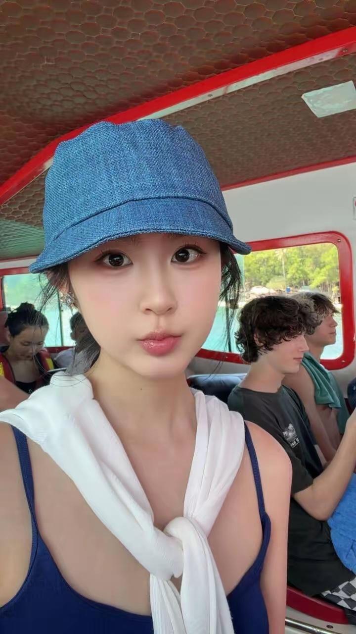 夏日出海，海风轻拂，阳光明媚，元气满满的一天！🌞🌊👒