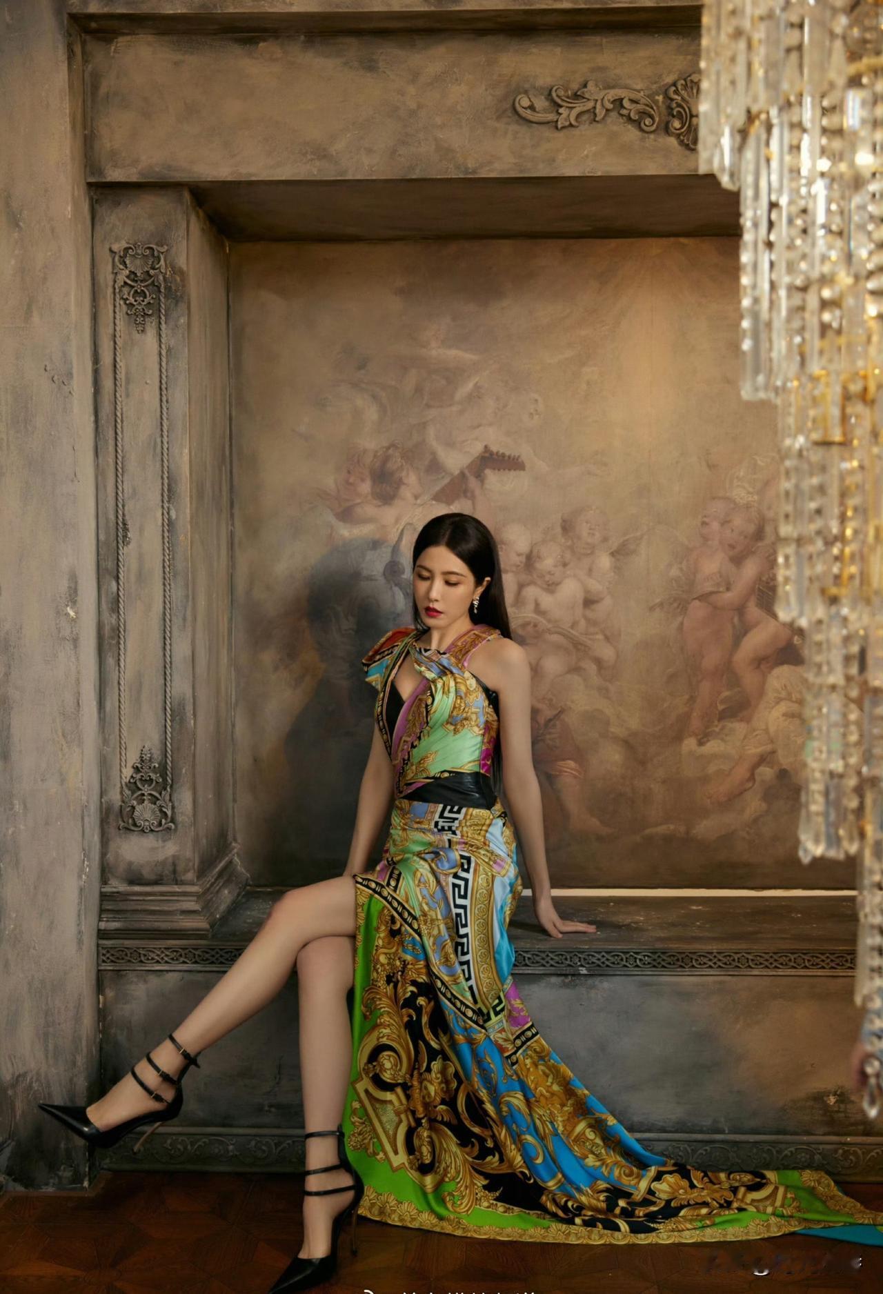 曾黎的斜肩印花长裙搭配黑色高跟鞋，超模既视感！