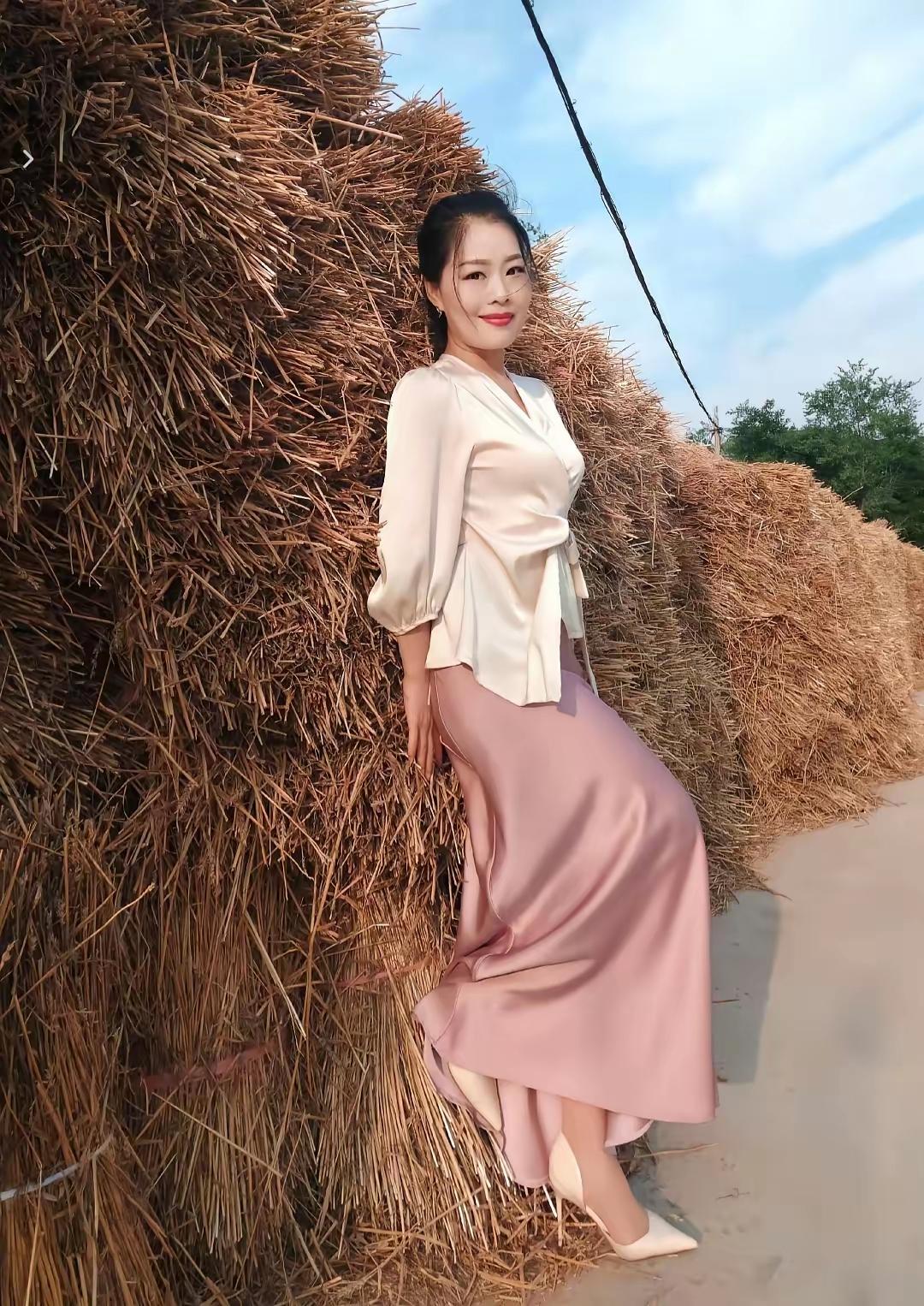 西山见残阳，
照得暖洋洋。
垛旁见美女，
有约待情郎。