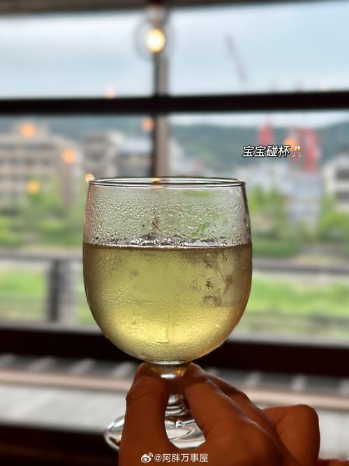 上联：有滋有味杯中酒，
下联：无声无息夜半霜，
下联：无牵无绊云外天。