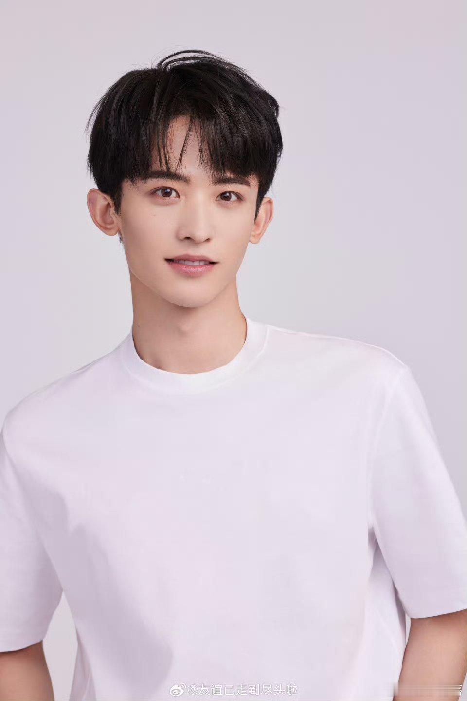 🍉：《从红月开始》常华森姜珮瑶平二番男主郭麒麟，女主姜珮瑶，男二常华森常华森怎