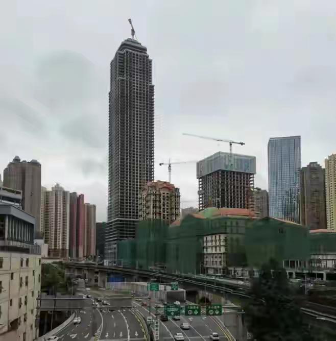 贵阳第一高烂尾楼，贵阳版帝国大厦，本来规划的是双塔的，由两幢403米的高楼组成。