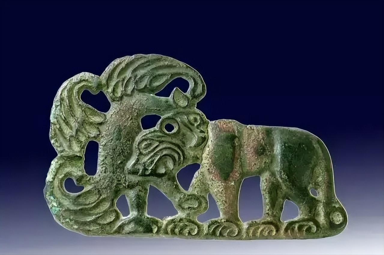 路边那顶帽子，蹲了整整三十天。1972年初春，内蒙古杭锦旗阿鲁柴登，一户牧民的孩