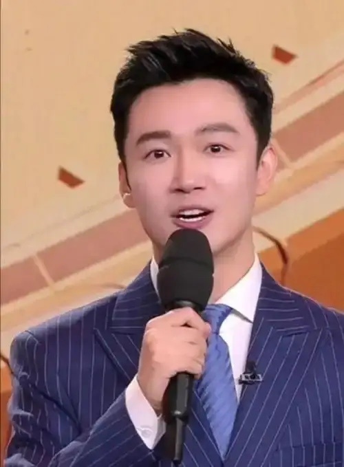 你敢信吗，一个男主持人前一晚还在白玉兰颁奖盛典上熠熠生辉，跟张凌赫、关晓彤并肩而