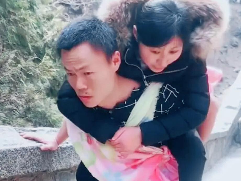 2008年，山东21岁女孩为了见男友，深夜爬墙摔成截瘫，认识不到2个月的男友得知
