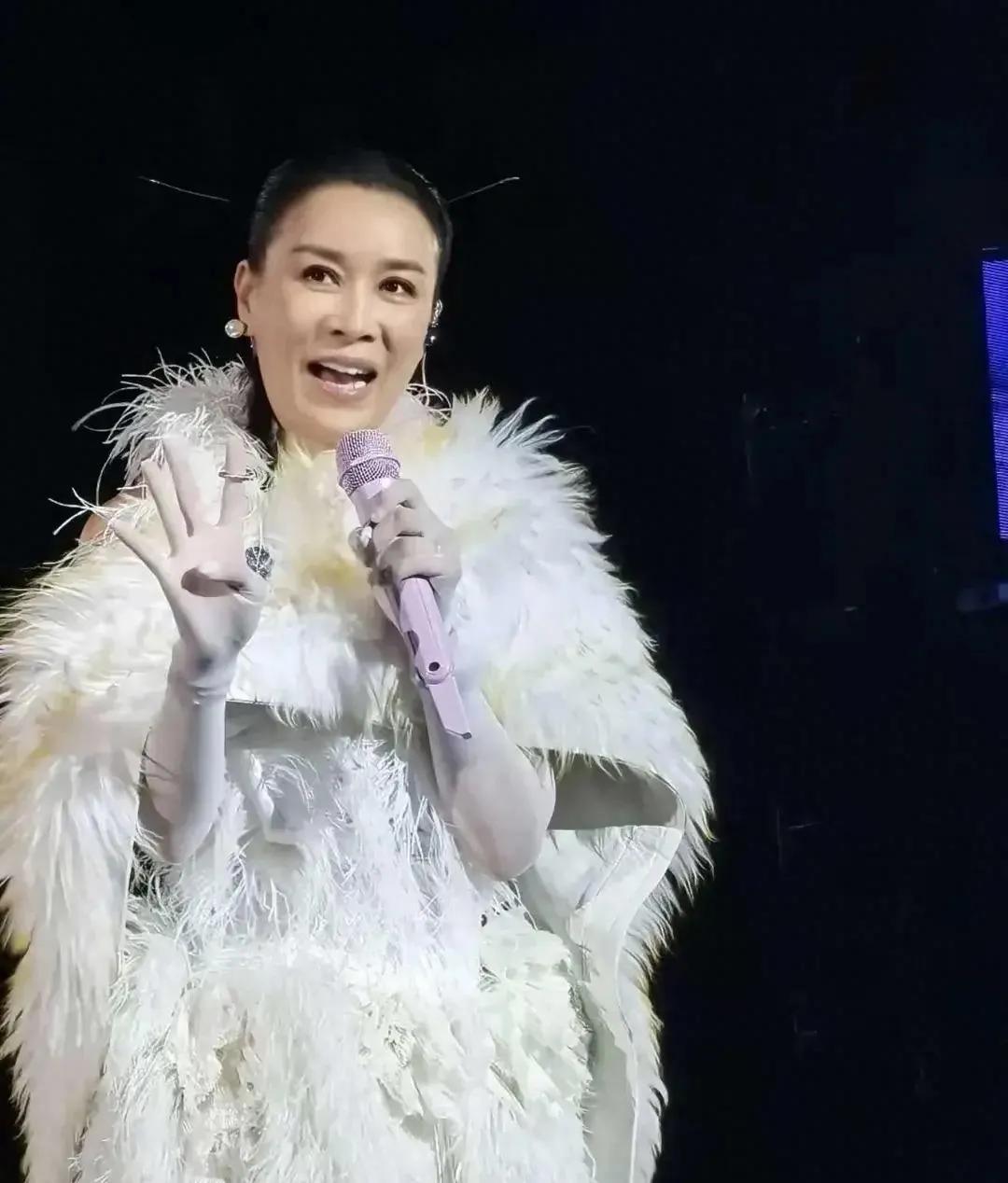 #那英的失言暴露了什么？#
 1. 文化素养与知识储备不足：
- 在澳门演唱会上