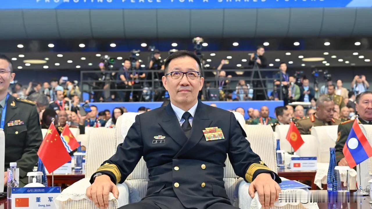 董军部长的这张照片，相当霸气！据报道，12月5日，董军国防部长在上海集体会见出席