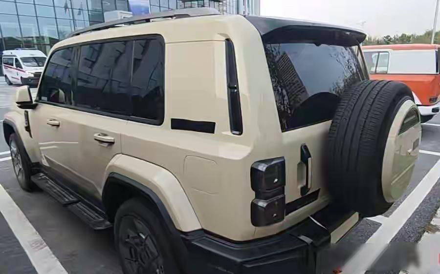 网上有人拍到了奇瑞iCAR V27的实车，不是概念图，是真能上路的量产版，车长快