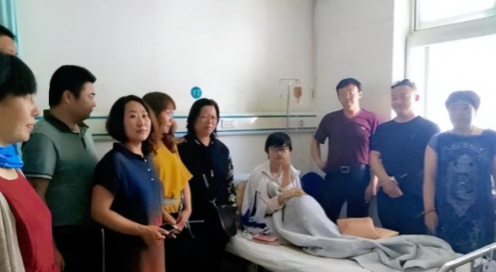 2019年，河北一家医院里，亲戚对19岁患癌女孩说：“7年了，你母亲卖2套房，花