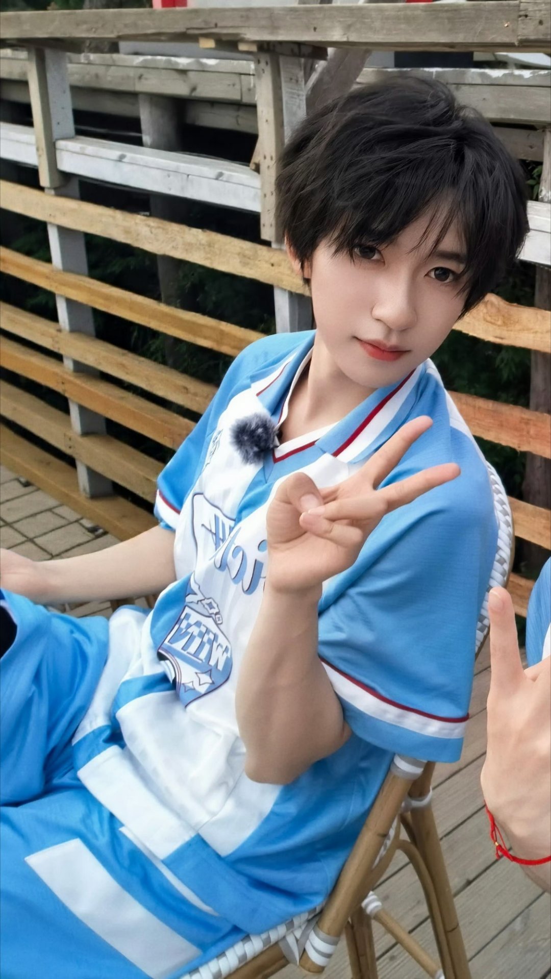 贺峻霖捡一张萌小狗 
