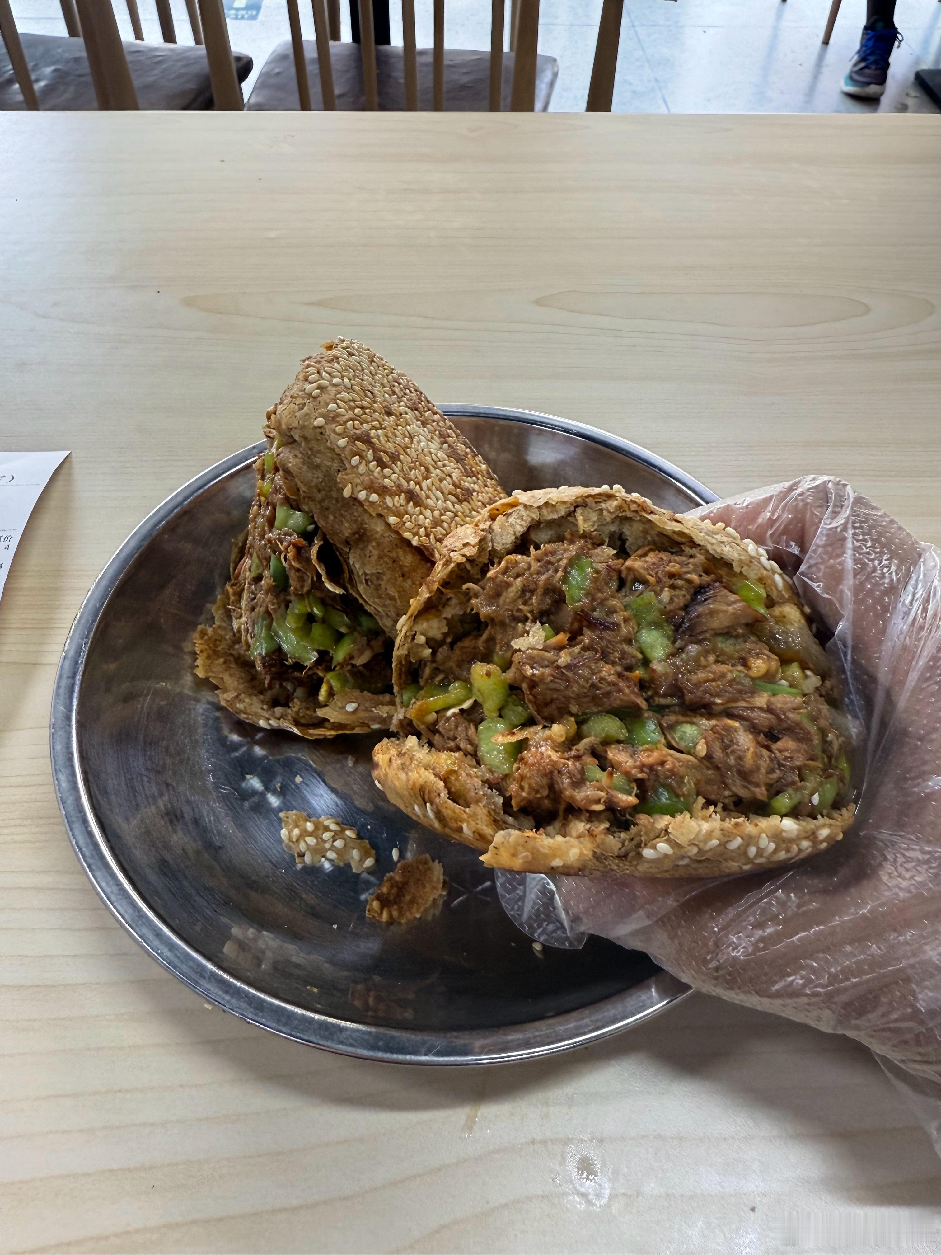 都吃饭了嘛？出差回家就想念家门口的肉夹馍。饭量小的应该吃不了一个，这肉量放国内应