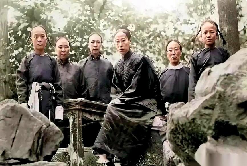 电视剧里，太后不是霸气就是美艳。
但镜头推到这张1912年的老照片上，所有关于皇