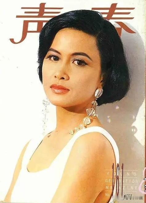 🎆短发邵美琪，美得又飒又高级
这组《青春》杂志旧图，
把邵美琪的清冷气质焊在封