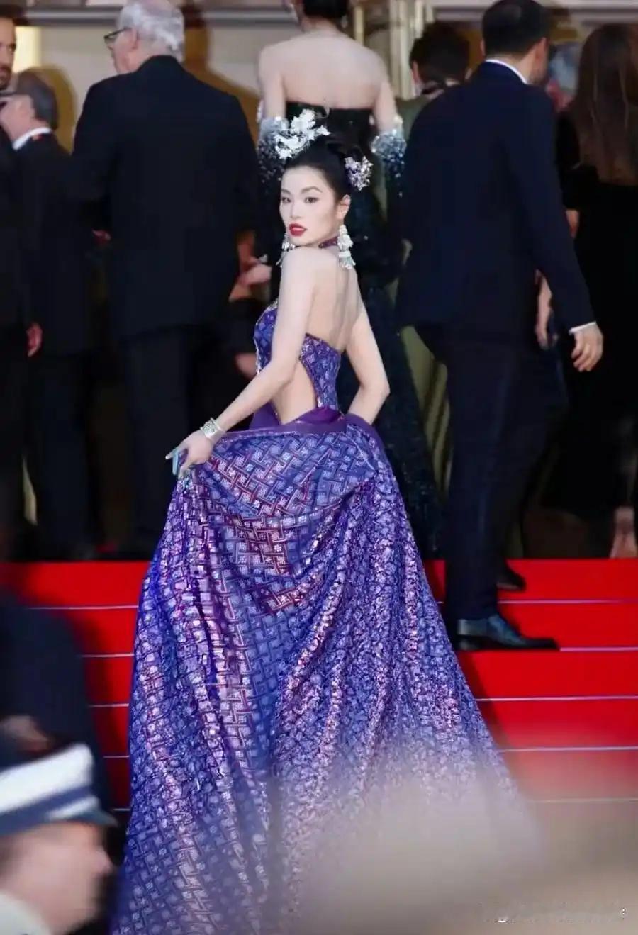 丢人丢到国外！千万网红氧化菊戛纳红毯赖着不走，被保安驱赶画面曝光 