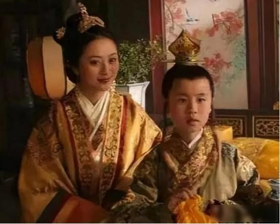 公元1581年，明神宗朱翊钧在后宫闲逛，忽见一小宫女姿容秀丽，忙斥退随从，让小宫